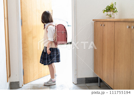玄関に立つ小学生の女の子 玄関に立つ小学生の女の子 111755194