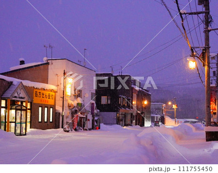 雪が降りしきる冬の赤平駅前 雪が降りしきる冬の赤平駅前 111755450