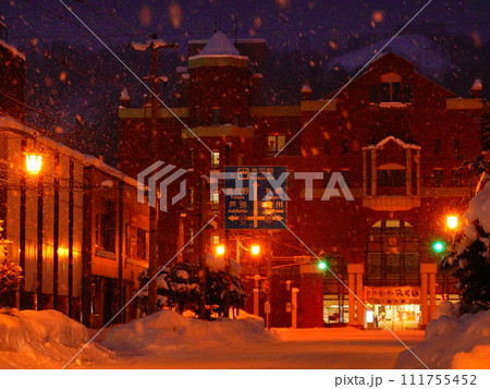 雪が降りしきる冬の赤平駅 雪が降りしきる冬の赤平駅 111755452