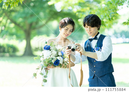 写真を撮る新郎新婦 写真を撮る新郎新婦 111755884
