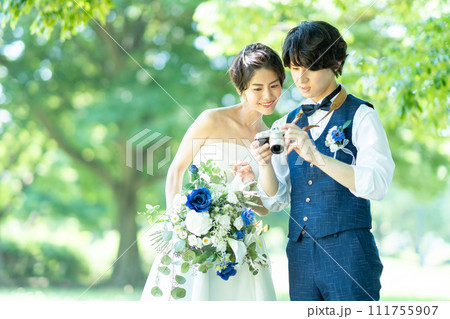 写真を撮る新郎新婦 111755907