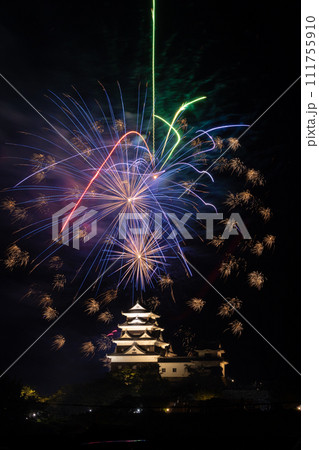 お城と花火 111755910