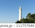 快晴の青空をバックに白い灯台の情景 111757046
