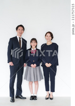 入学式 卒業式 家族写真 入学式 卒業式 家族写真 111757315