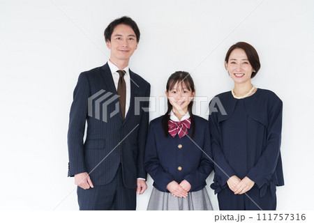 入学式　卒業式　家族写真 111757316