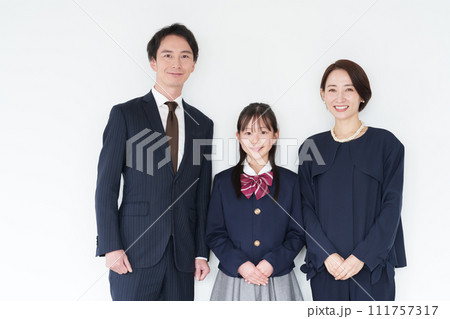 入学式 卒業式 家族写真 入学式 卒業式 家族写真 111757317