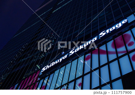 夜の渋谷サクラステージ 111757900