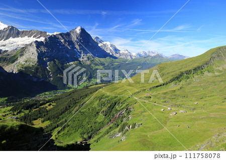 フィルストへの登山道からリーティと広大な景色を一望する(スイス ベルン州) フィルストへの登山道からリーティと広大な景色を一望する(スイス ベルン州) 111758078