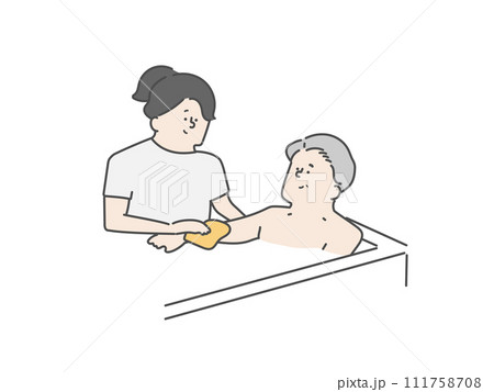 高齢男性の入浴介助をする女性介護士 111758708