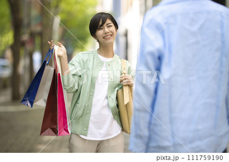 買い物を楽しむ若いカップル 買い物を楽しむ若いカップル 111759190