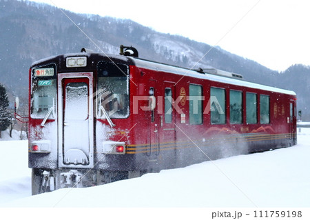 雪が積もる秋田内陸縦貫鉄道の急行もりよし 笑EMI号（上桧木内駅） 111759198