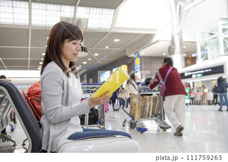 空港　女子旅　 111759263