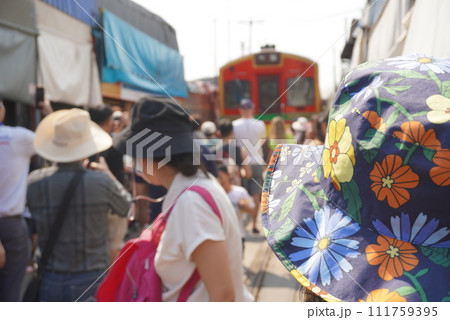 市場を通る鉄道を見送る人 111759395