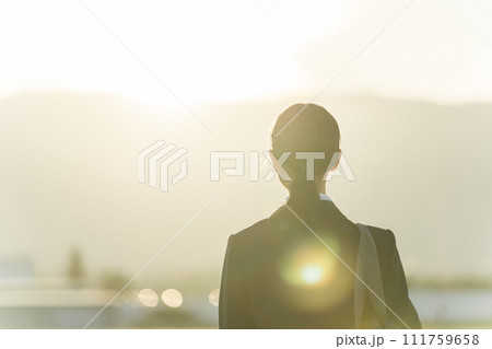 夕方に夕日の中を歩く高校生・中学生・女子高生（青春・思春期・悩み・いじめ） 111759658