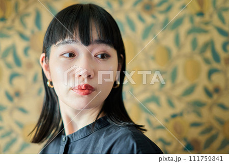 若い女性のポートレート 若い女性のポートレート 111759841