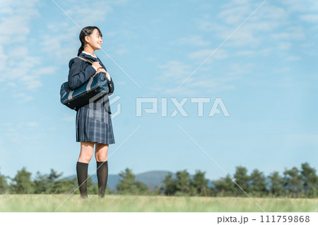 青空の見える公園にいる中学生・高校生の女の子・女子高生 111759868