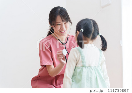 小児科で診察を受ける子供 111759897