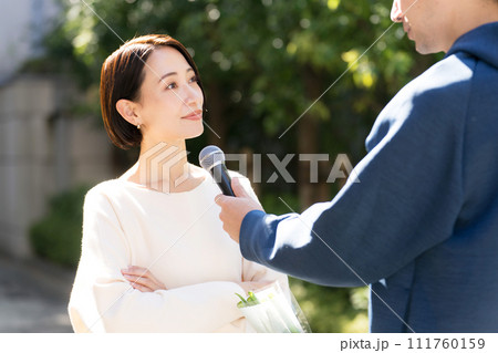 街頭インタビューを受ける主婦 街頭インタビューを受ける主婦 111760159