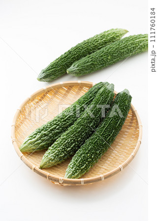 白バックのゴーヤ 111760184