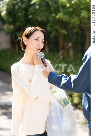 街頭インタビューを受ける主婦 街頭インタビューを受ける主婦 111760193