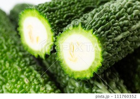 白バックのゴーヤ 111760352
