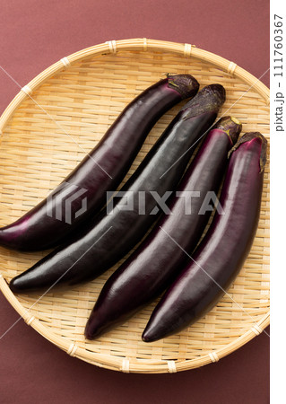 紫背景の長なす 111760367
