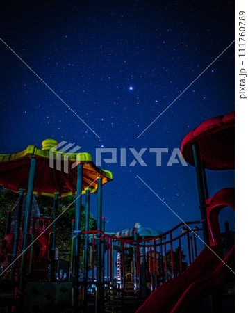 夜の公園　星空 111760789