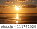 夕日が沈む海 111761029