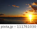 夕日と工場 111761030