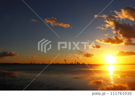 夕日と工場 111761030