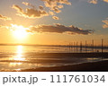 冬の海中電柱と夕日 111761034