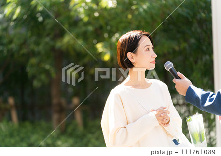 街頭インタビューを受ける主婦 111761089