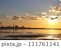 夕日と工場地帯 111761141