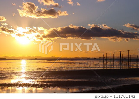 冬の海中電柱と夕日 111761142