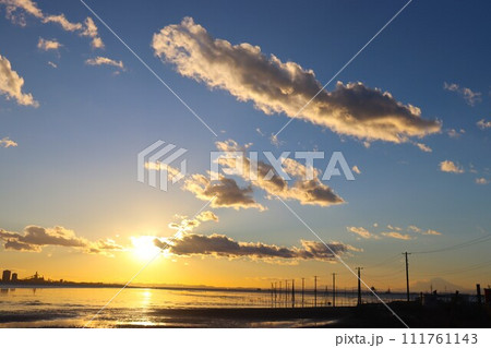 夕日に染まる冬の空と海中電柱 夕日に染まる冬の空と海中電柱 111761143