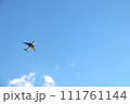 冬の晴れ間と飛行機 111761144