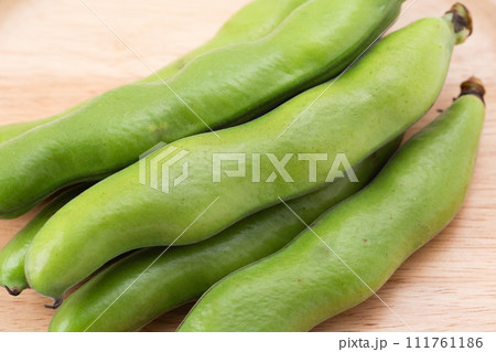 木目背景のそら豆 木目背景のそら豆 111761186