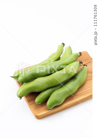 白バックのそら豆 111761309