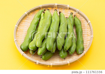 ざるに入った黄色背景のそら豆 ざるに入った黄色背景のそら豆 111761336