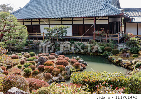 京都市北区にある等持院の庭園、芙蓉池と本堂 111761443