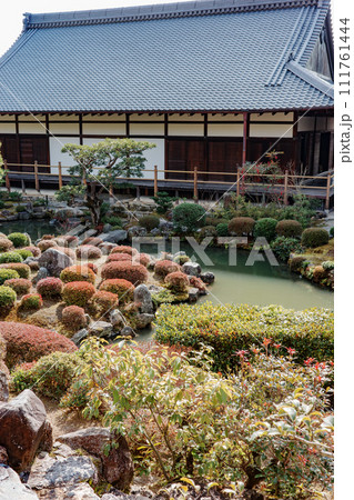 京都市北区にある等持院の庭園、芙蓉池と本堂 111761444