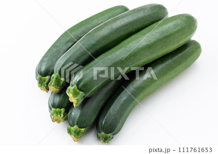 白バックのズッキーニ 111761653