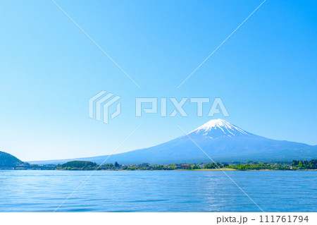 河口湖から望む富士山（5月） 111761794