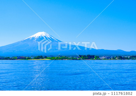 河口湖から望む富士山（5月） 111761802