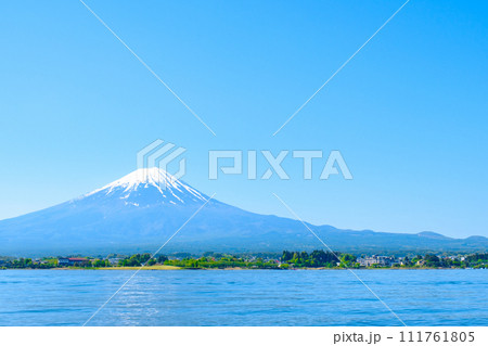 河口湖から望む富士山（5月） 111761805