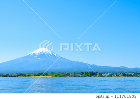 河口湖から望む富士山（5月） 111761805