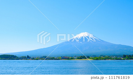 河口湖から望む富士山（5月） 111761819