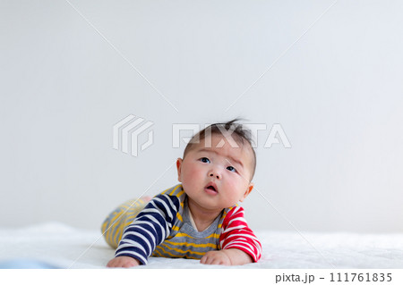 腹ばいをする生後5ヵ月のあかちゃん 男児 腹ばいをする生後5ヵ月のあかちゃん 男児 111761835