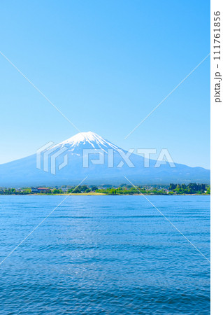 河口湖から望む富士山（5月） 111761856