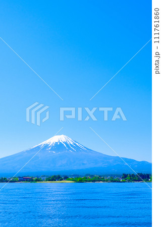 河口湖から望む富士山（5月） 111761860